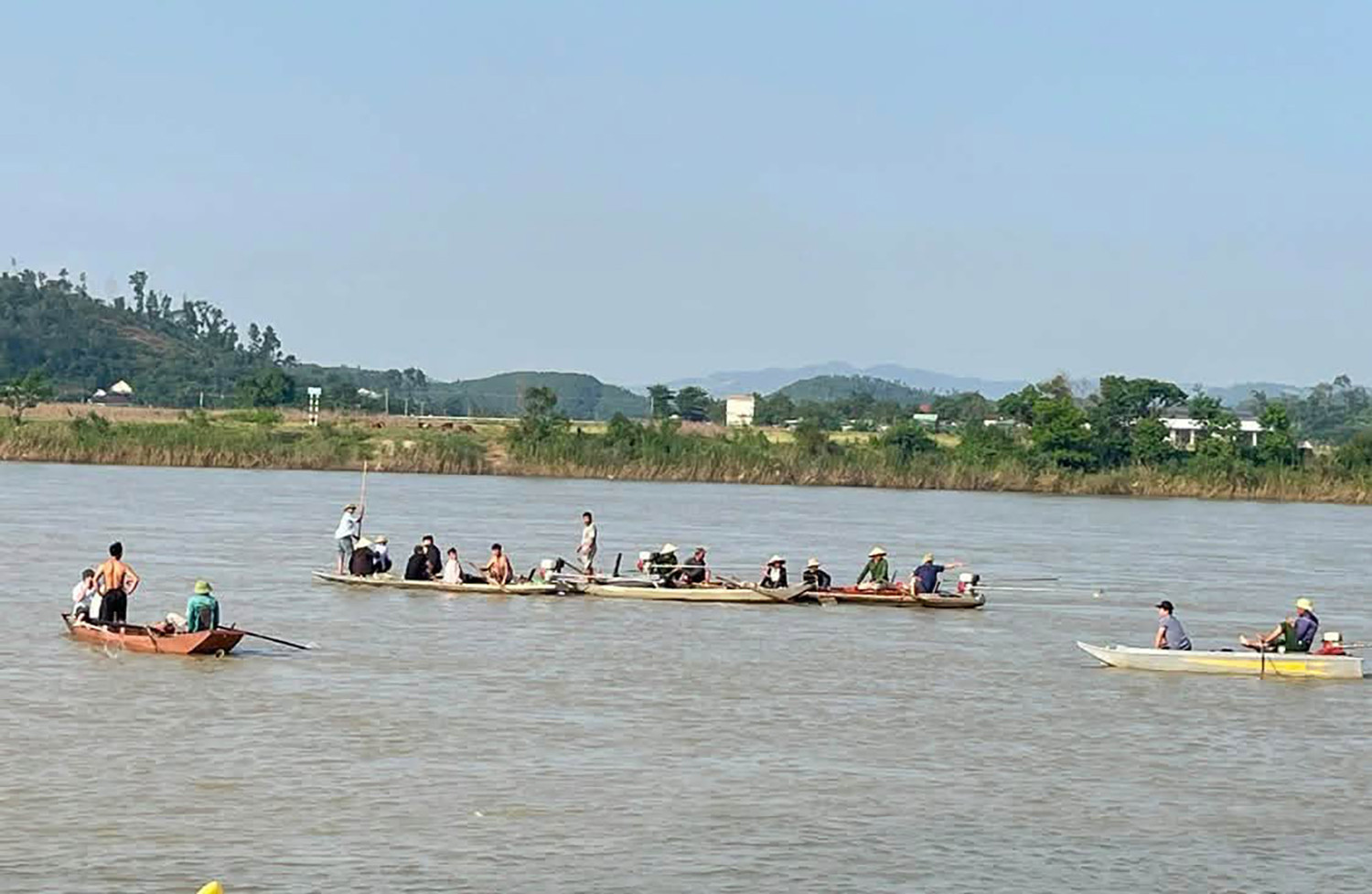 lật thuyền.jpg