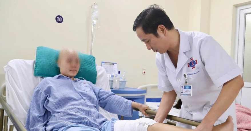 Người mẹ 27 tuổi mắc ung thư xương, mong mỏi giữ lại đôi chân