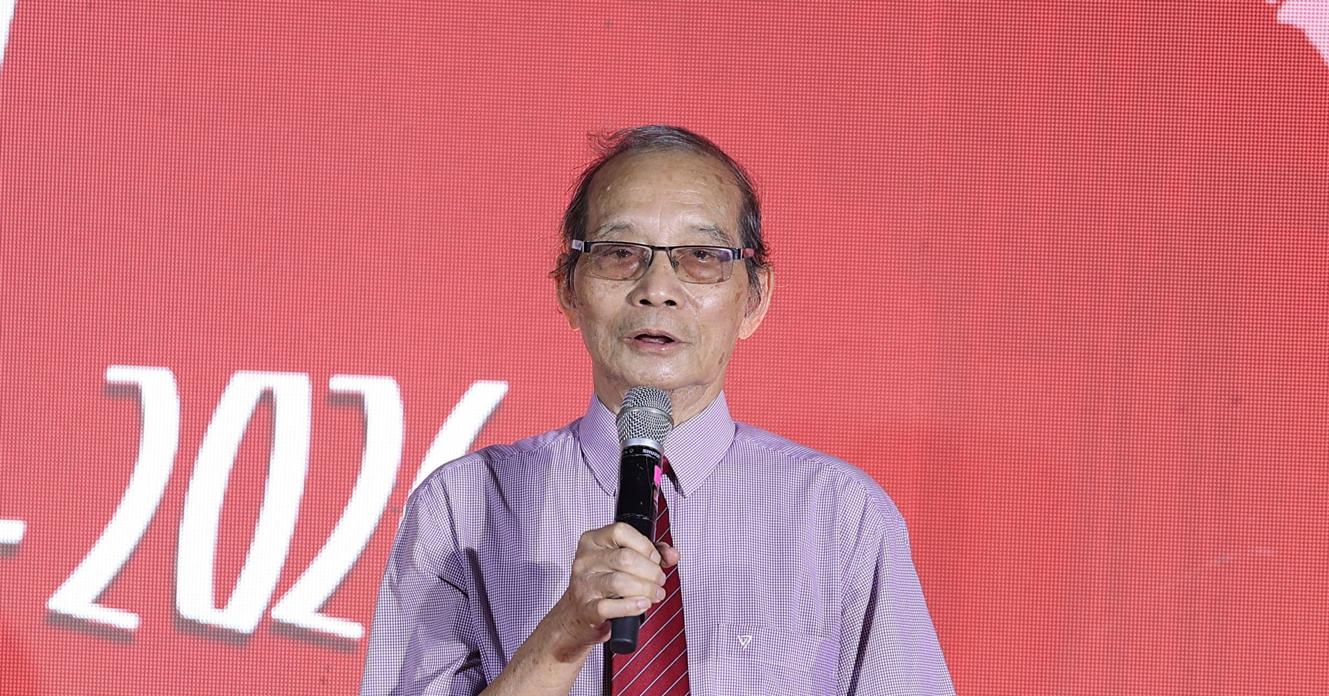 Le poète Bằng Việt reçoit le Grand prix Bùi Xuân Phái