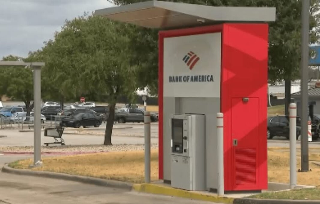Nhặt được túi tiền 3,3 tỷ đồng trên nóc máy ATM, thợ cắt tóc tìm cách trả lại