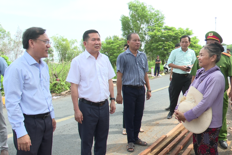 Ông Đinh Văn Nơi trao 240 triệu đồng hỗ trợ 4 hộ dân bị cháy nhà ở An Giang