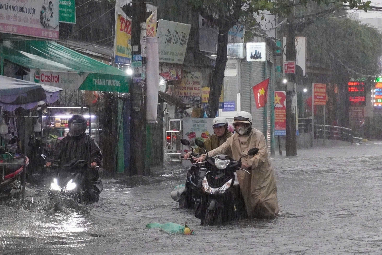 TPHCM chiều nay vẫn có thể mưa lớn kèm sấm sét, Nam Bộ tháng 10 nóng hơn