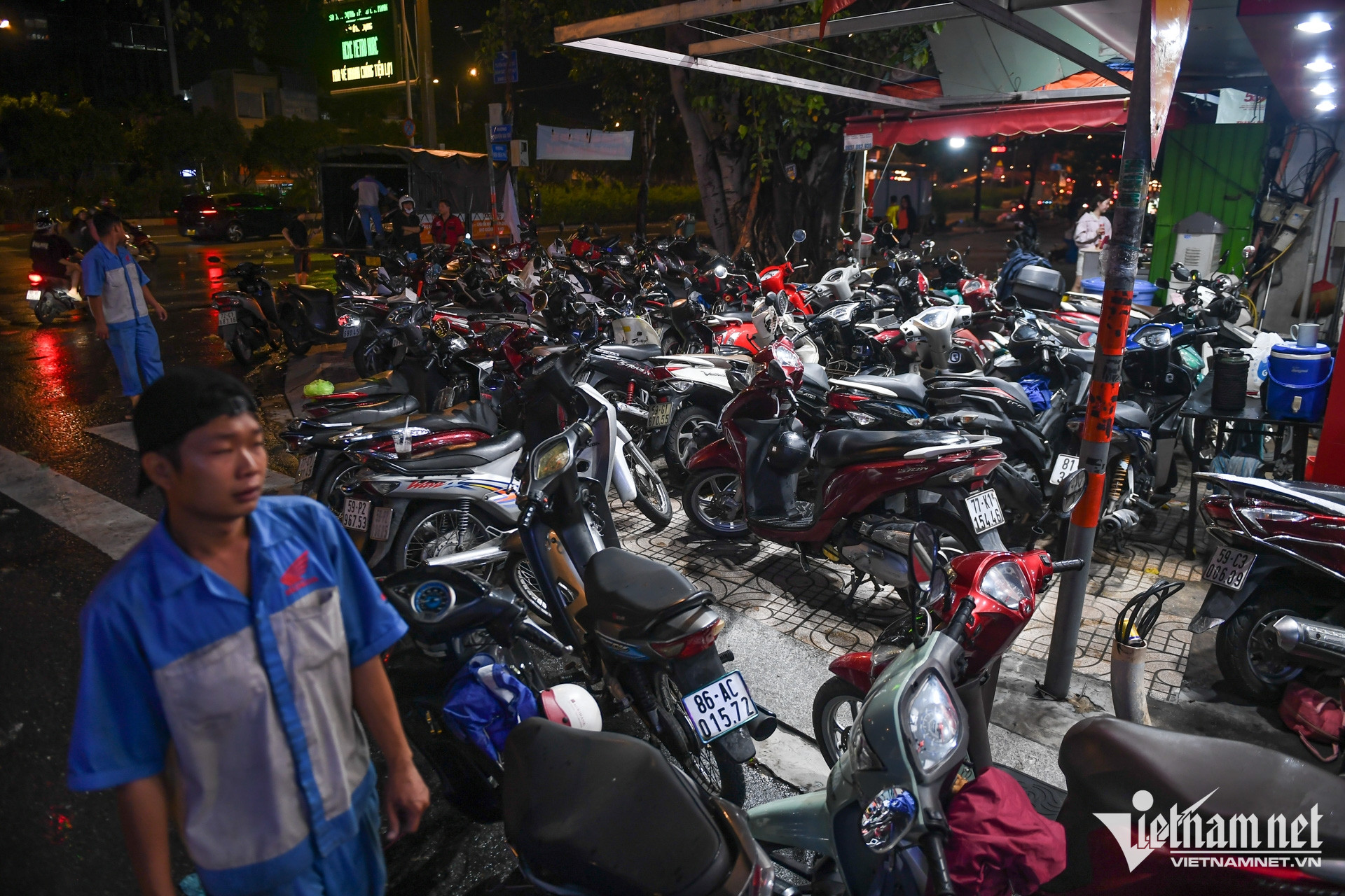 W-mưa ngập   nguyễn huế 23.jpg