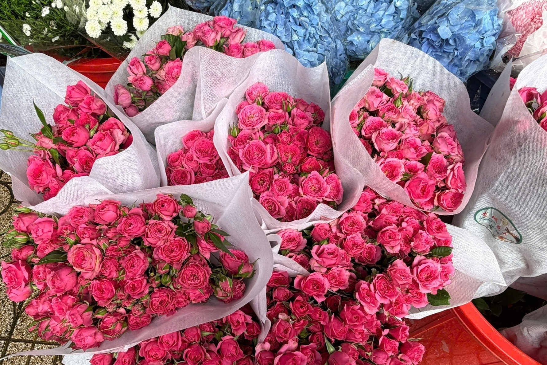 Hoa tươi dịp 20/10: Sáng tăng giá, chiều giảm vội để xả hàng