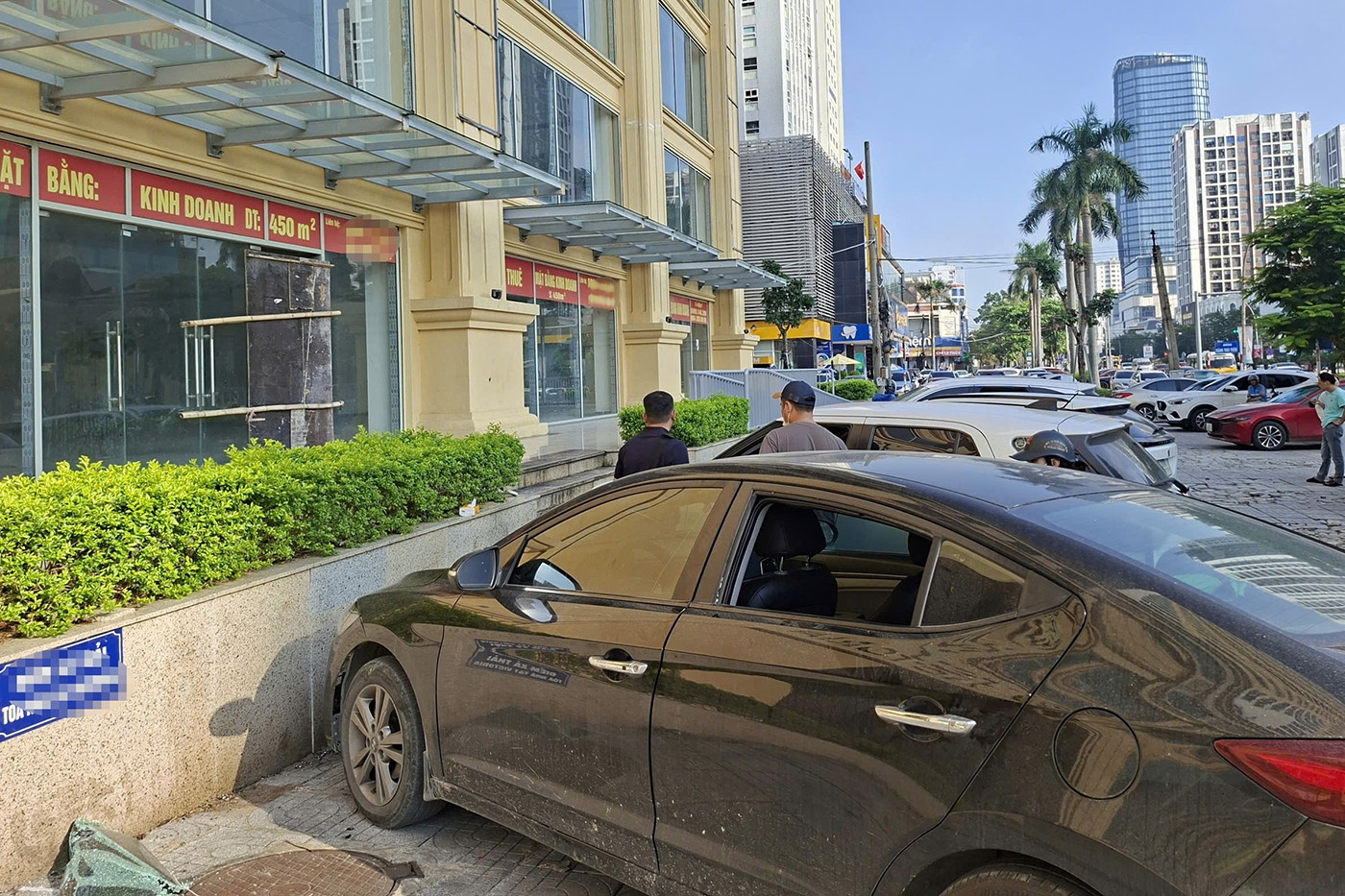 Danh tính 3 nghi phạm đập vỡ kính 8 ô tô đỗ trước chung cư