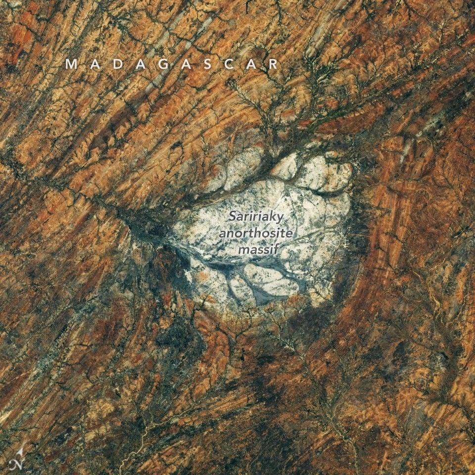 đá giống như trên Mặt Trăng.png
