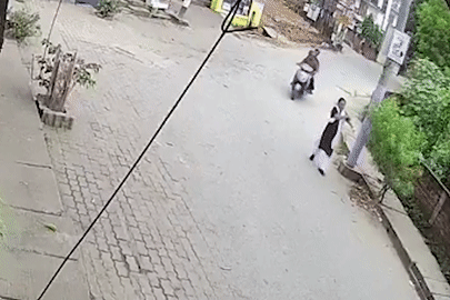 Hai tên cướp kéo lê người phụ nữ hơn 100 mét để giật túi xách