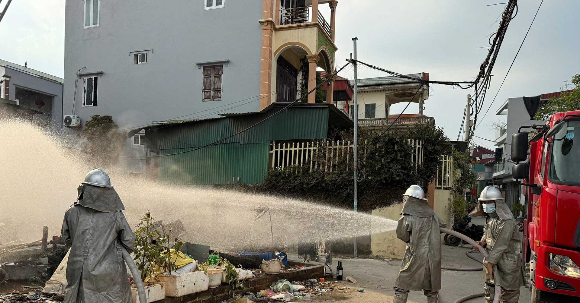 Hơn 40 người ở Hà Nội nghi ngộ độc: Hít phải Clo nguy hiểm thế nào?
