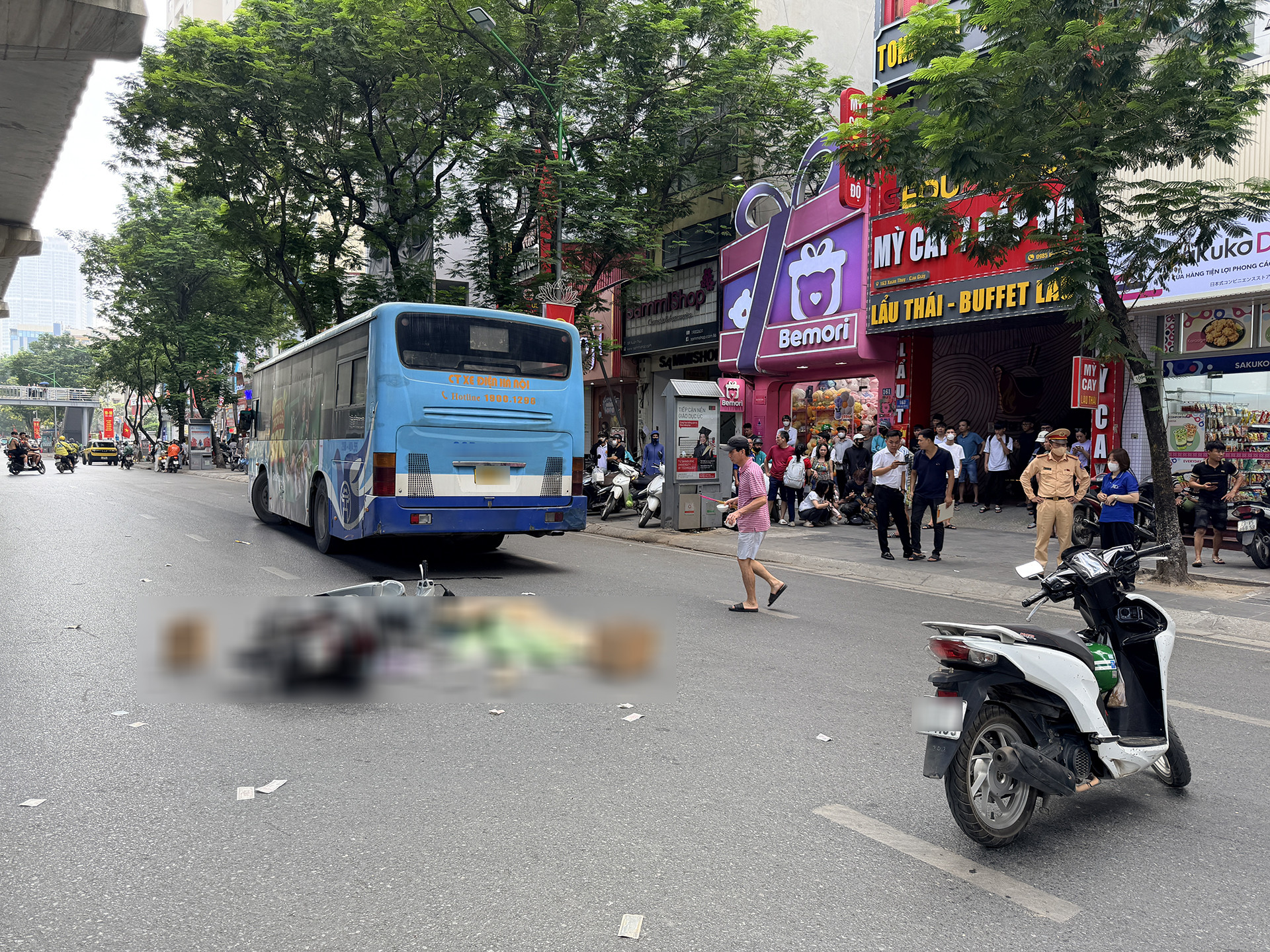 Ngã ra đường sau tai nạn, cô gái bị xe buýt cán tử vong ở Hà Nội