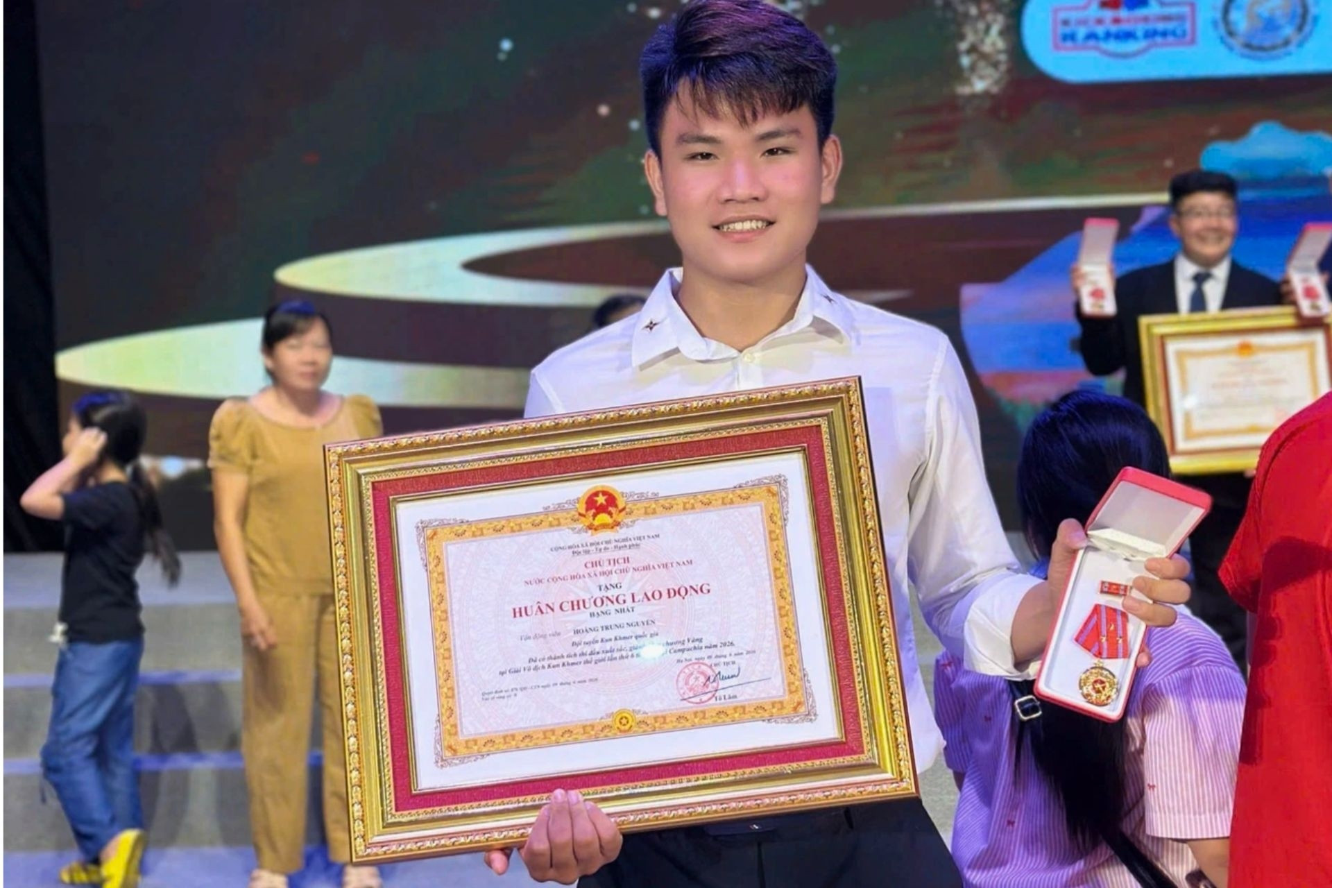 Nam sinh nhận Huân chương Lao động hạng Nhất lựa chọn theo nghề giáo