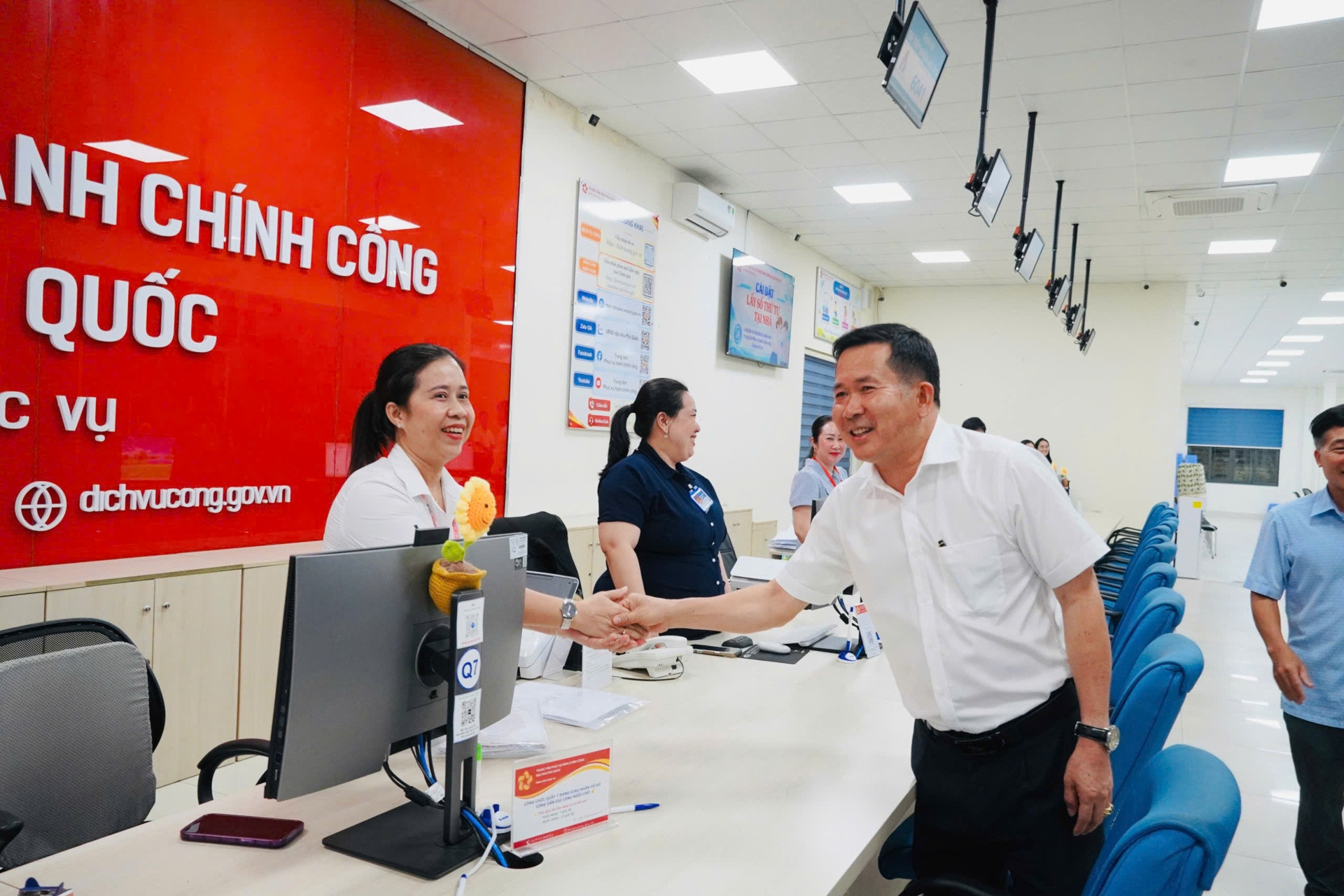 Ông Đinh Văn Nơi trao 100 triệu đồng cổ vũ cán bộ 'làm việc ngày, đêm'