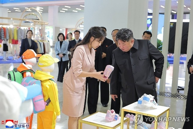 Ông Kim Jong Un và con gái thăm triển lãm thời trang ở Triều Tiên