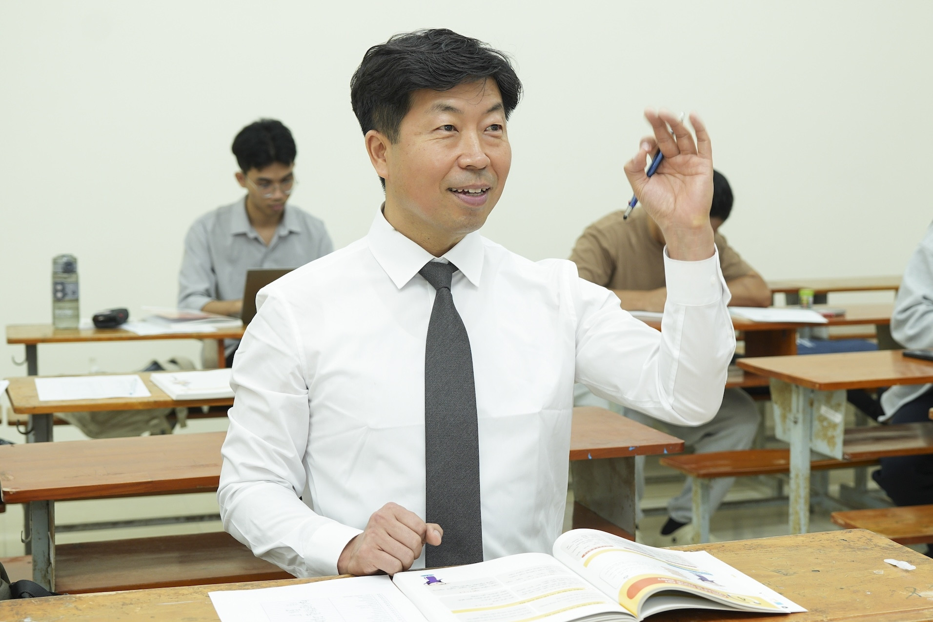 Phó Chủ tịch người Hàn Quốc học thạc sĩ tại Việt Nam ở tuổi 52