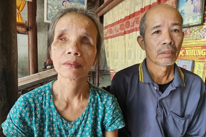 Vợ mù lòa, người đàn ông bất lực không lo nổi chi phí cho con gái chạy thận