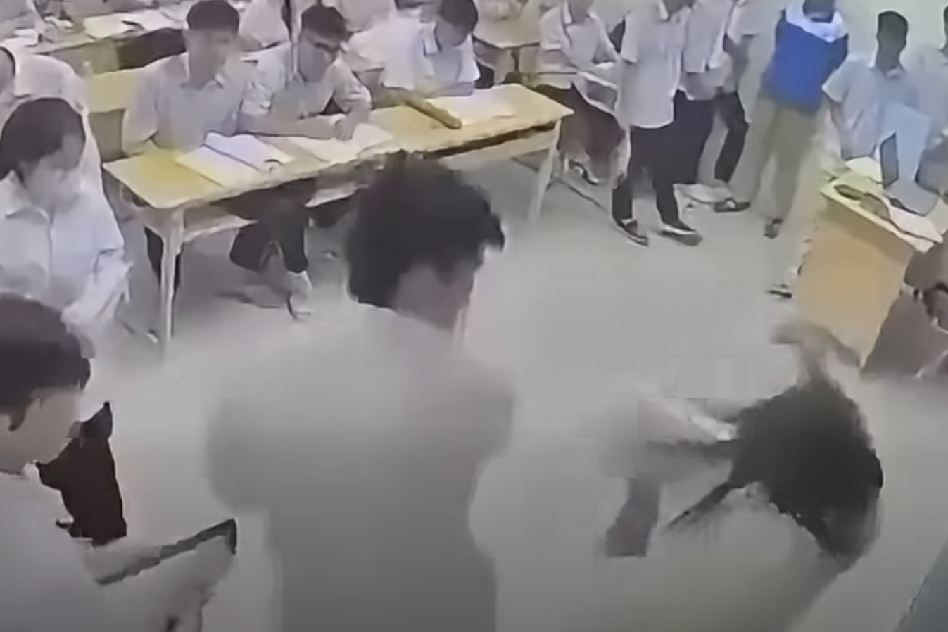 Bản tin sáng 21/10: Học sinh lao vào hành hung cô giáo ngay trên bục giảng