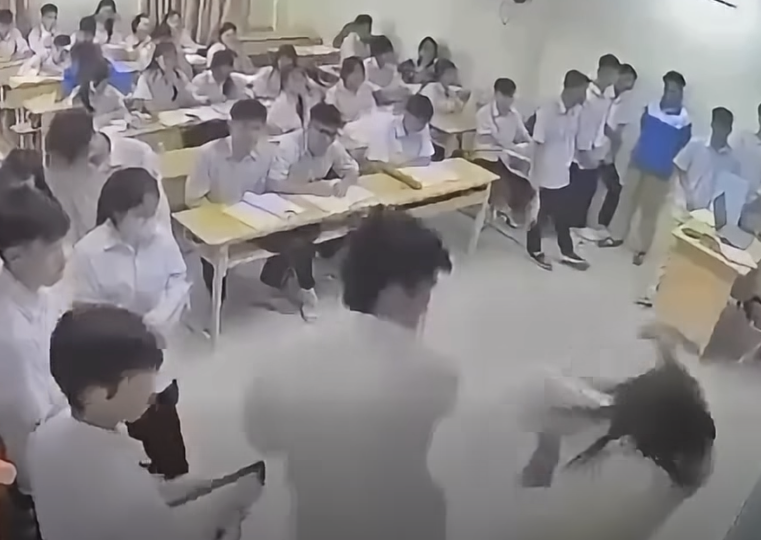 Học sinh lao vào hành hung cô giáo ở Hà Nội ngay trên bục giảng