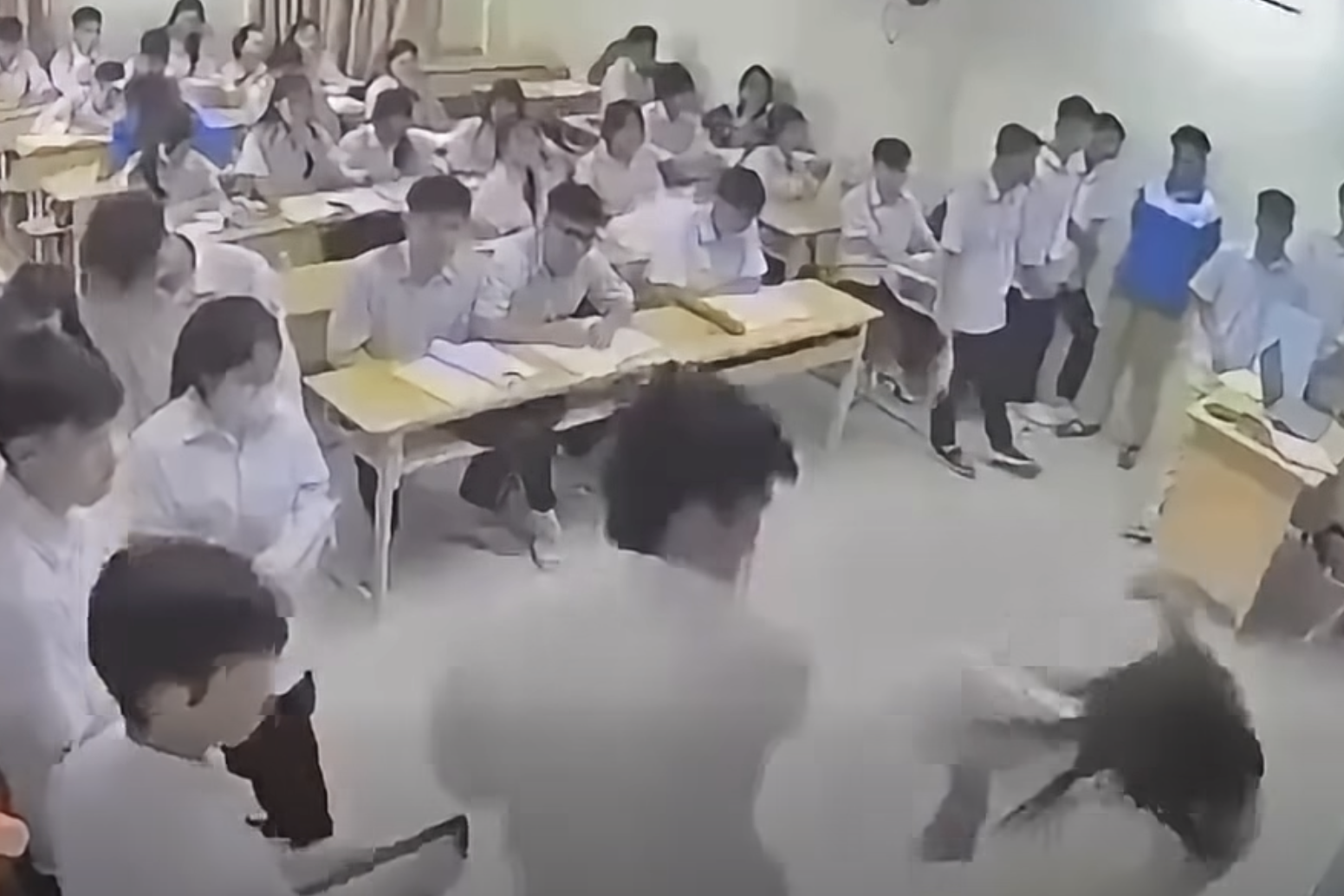 Bắt khẩn cấp nam sinh đánh cô giáo ngay trên bục giảng ở Hà Nội
