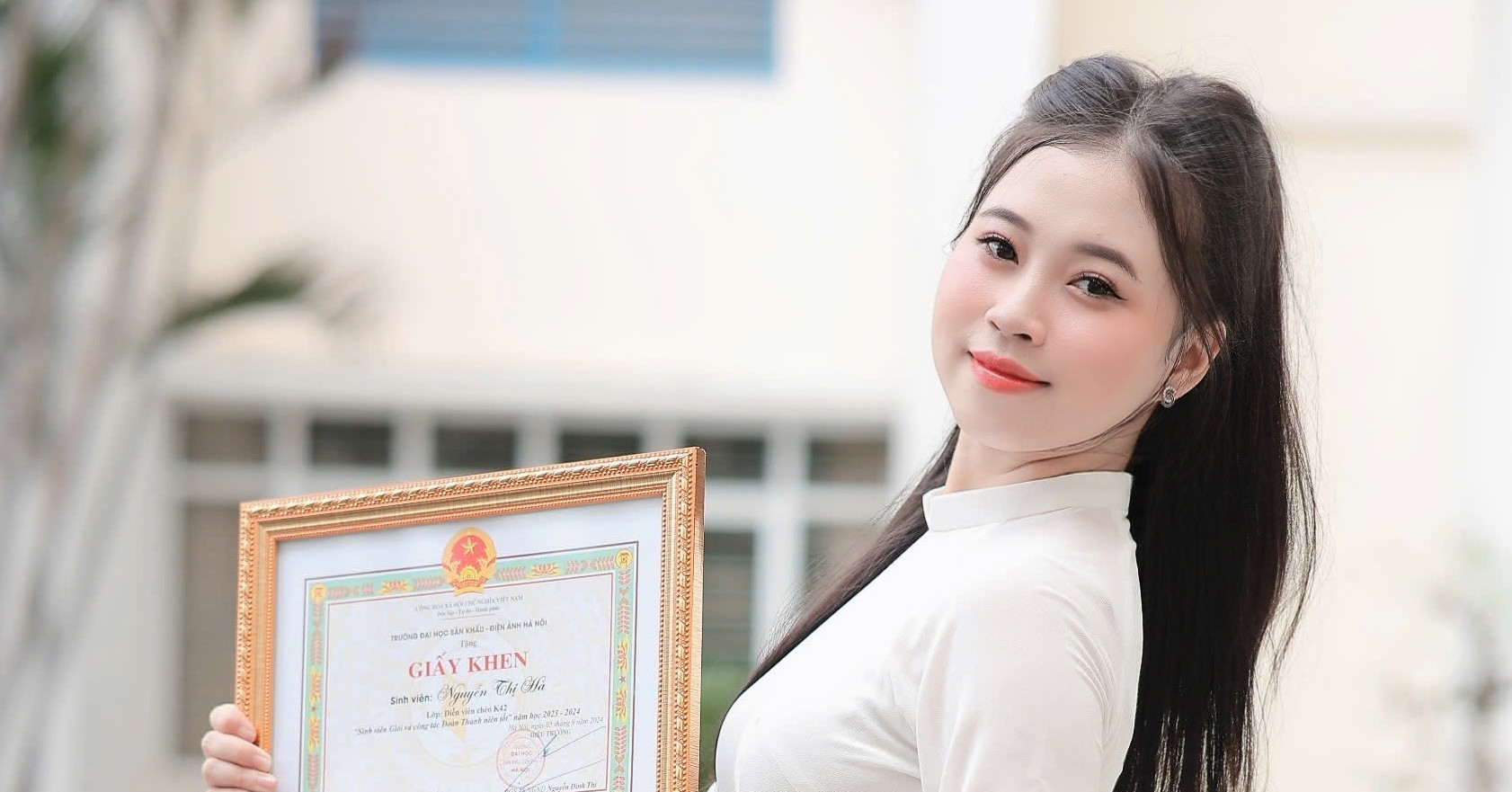 Bỏ công việc ổn định, nữ sinh thi lại đại học, tốt nghiệp thủ khoa đầu ra