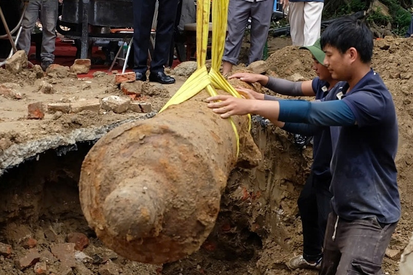 Cận cảnh súng thần công gần 200 năm tuổi vừa được phát hiện dưới lòng đất