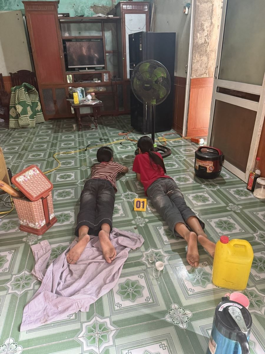 Cơ quan điều tra dựng lại hiện trường các cháu nhỏ bị bố ruột hành hạ, ngược đãi.jpg