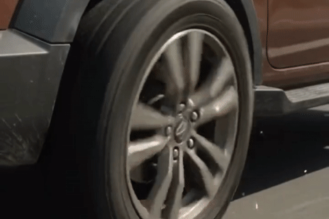 Bánh sau xe SUV văng khỏi xe ở tốc độ 95 km/h, nghi do lỗi bảo dưỡng