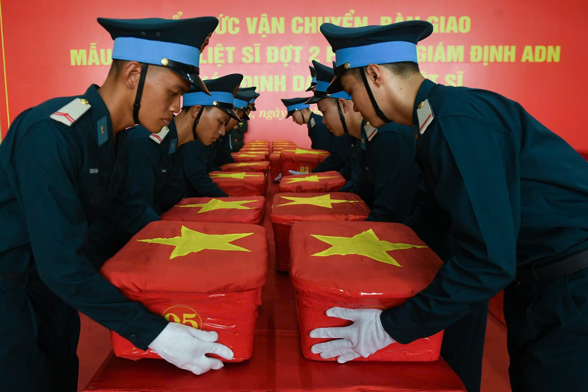 Hình ảnh 8.453 mẫu hài cốt liệt sĩ được chuyển ra Hà Nội: Chuyến bay mang nghĩa đồng bào