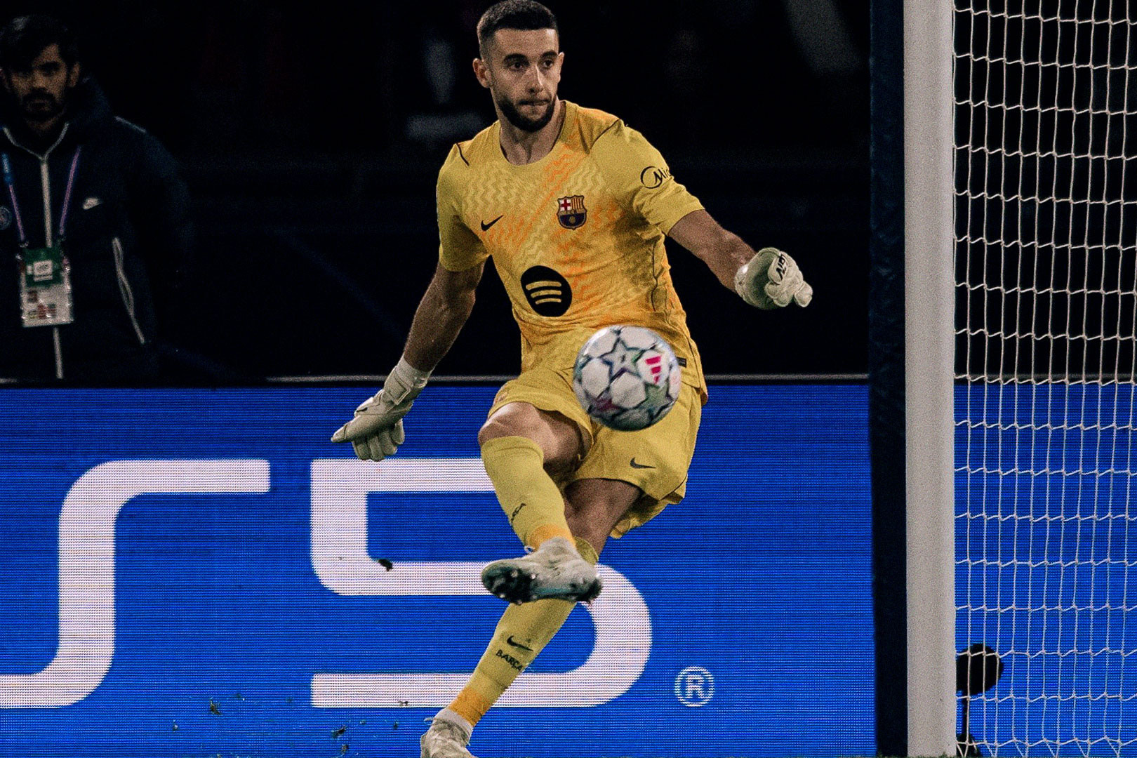Joan Garcia PSG Barca.jpg