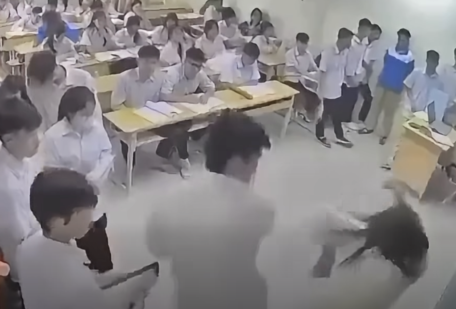 Khởi tố nam sinh lớp 12 đánh cô giáo ngay trên bục giảng ở Hà Nội