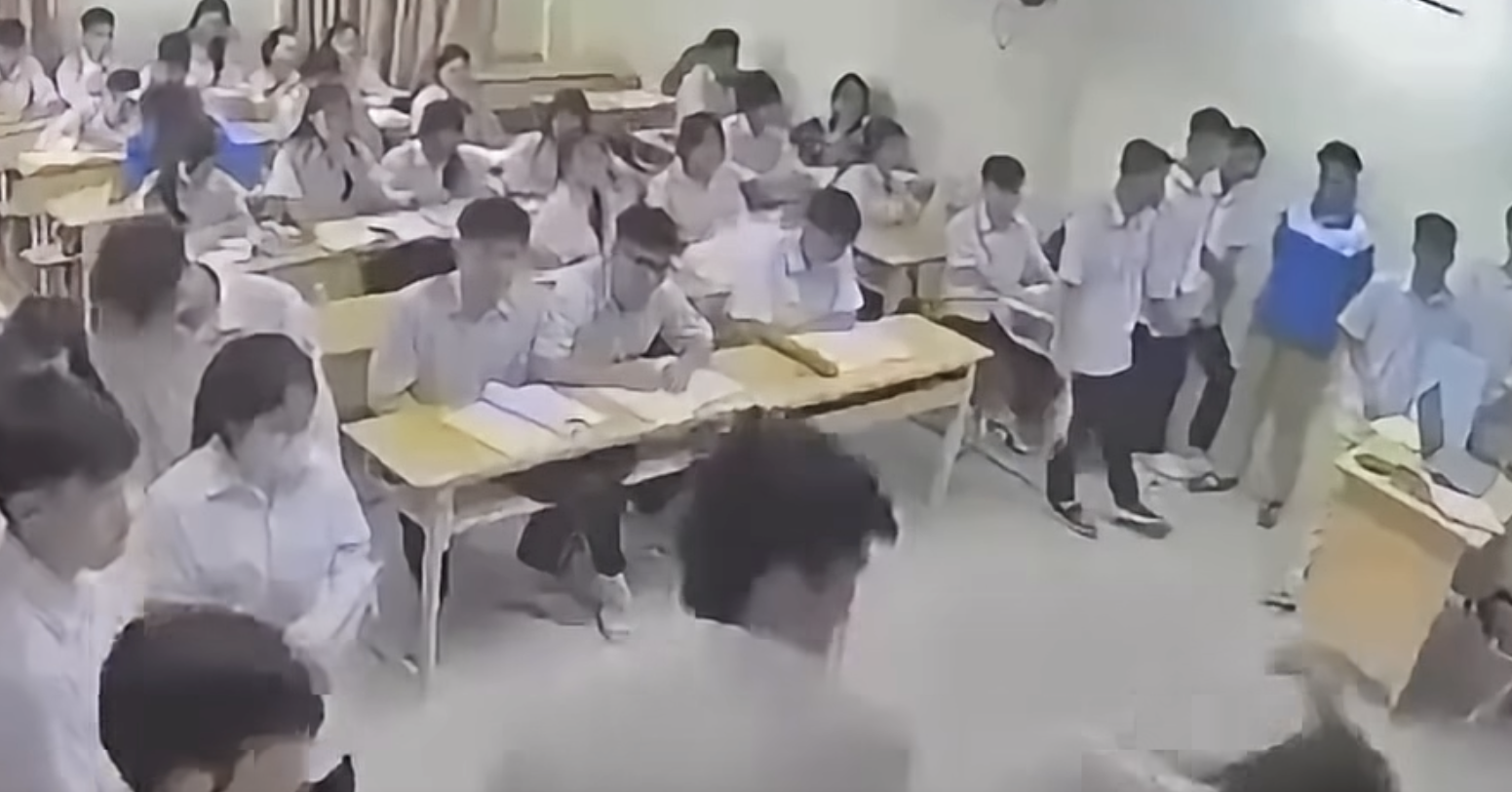 Khởi tố nam sinh lớp 12 đánh cô giáo ngay trên bục giảng ở Hà Nội