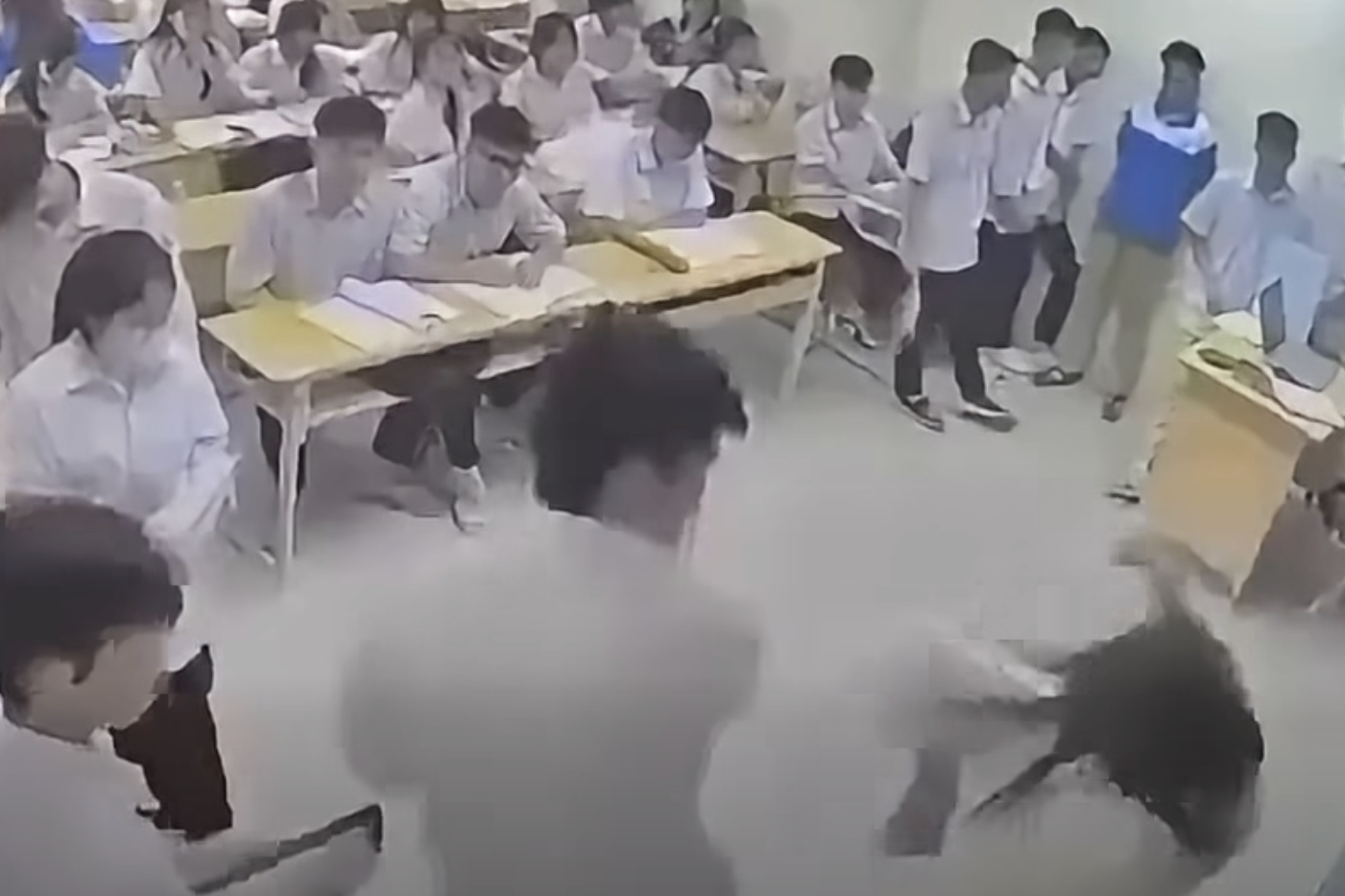 Khởi tố nam sinh lớp 12 đánh cô giáo ngay trên bục giảng ở Hà Nội