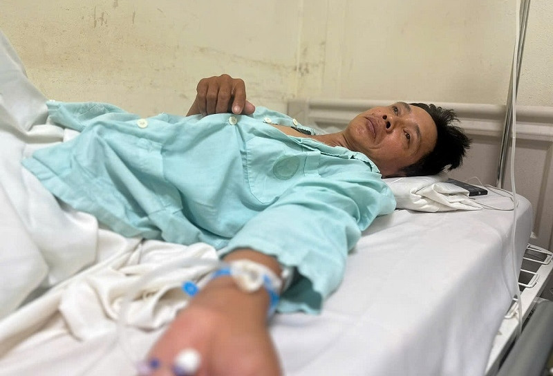 Mẹ suy thận, bố mắc u bàng quang, con gái phải gác lại giấc mơ đại học