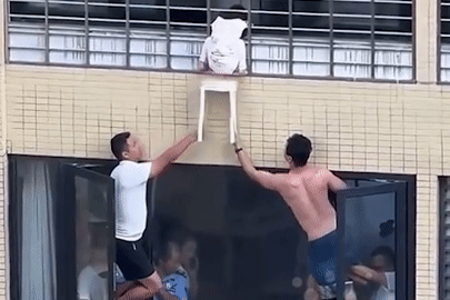 Nghẹt thở cảnh hàng xóm giải cứu bé gái treo lơ lửng ngoài cửa sổ tầng 12