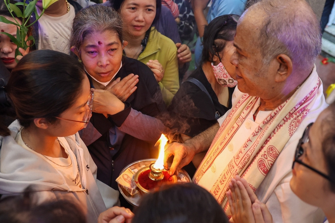 Người dân rước kiệu, xin lửa ngày vía Bà Mariamman ở trung tâm TPHCM
