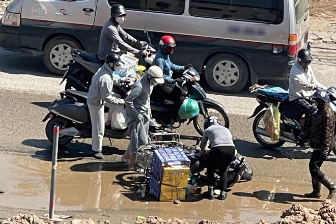 Cảnh xe cộ chật vật né ổ gà trên tuyến đường vừa xảy ra tai nạn chết người ở Hà Nội