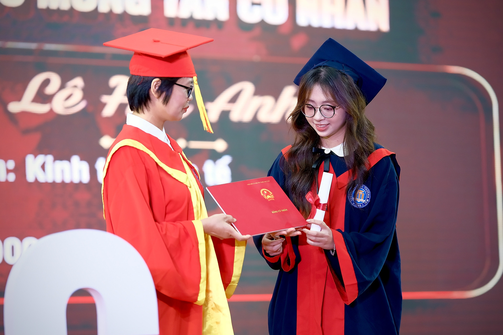 Tỷ lệ sinh viên tốt nghiệp giỏi, xuất sắc tăng cao, nhà trường liệu có 'vô can'?
