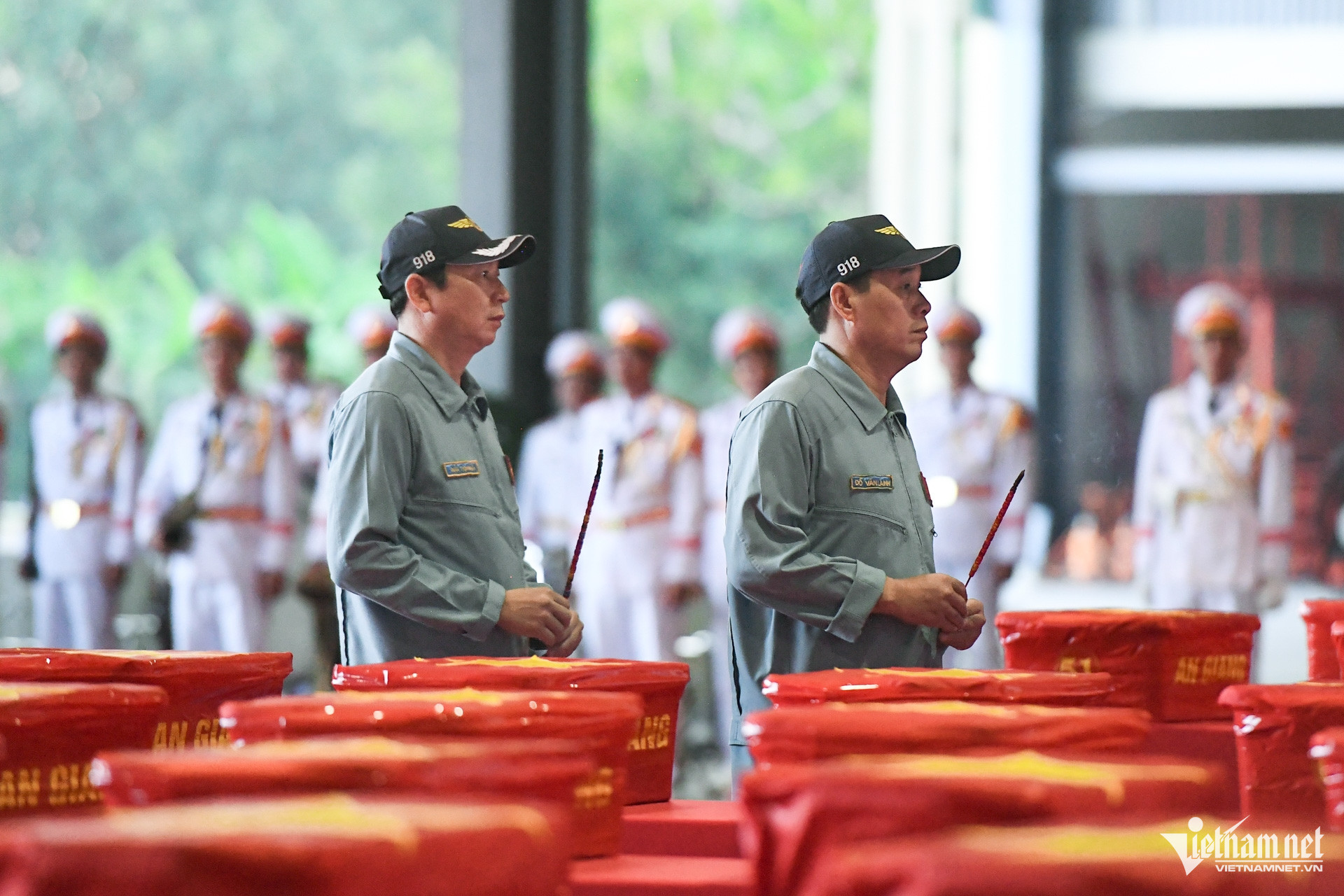 W-phi cong   500 ngay dem   hai cot liet si   phong khong khong quan (17).jpg
