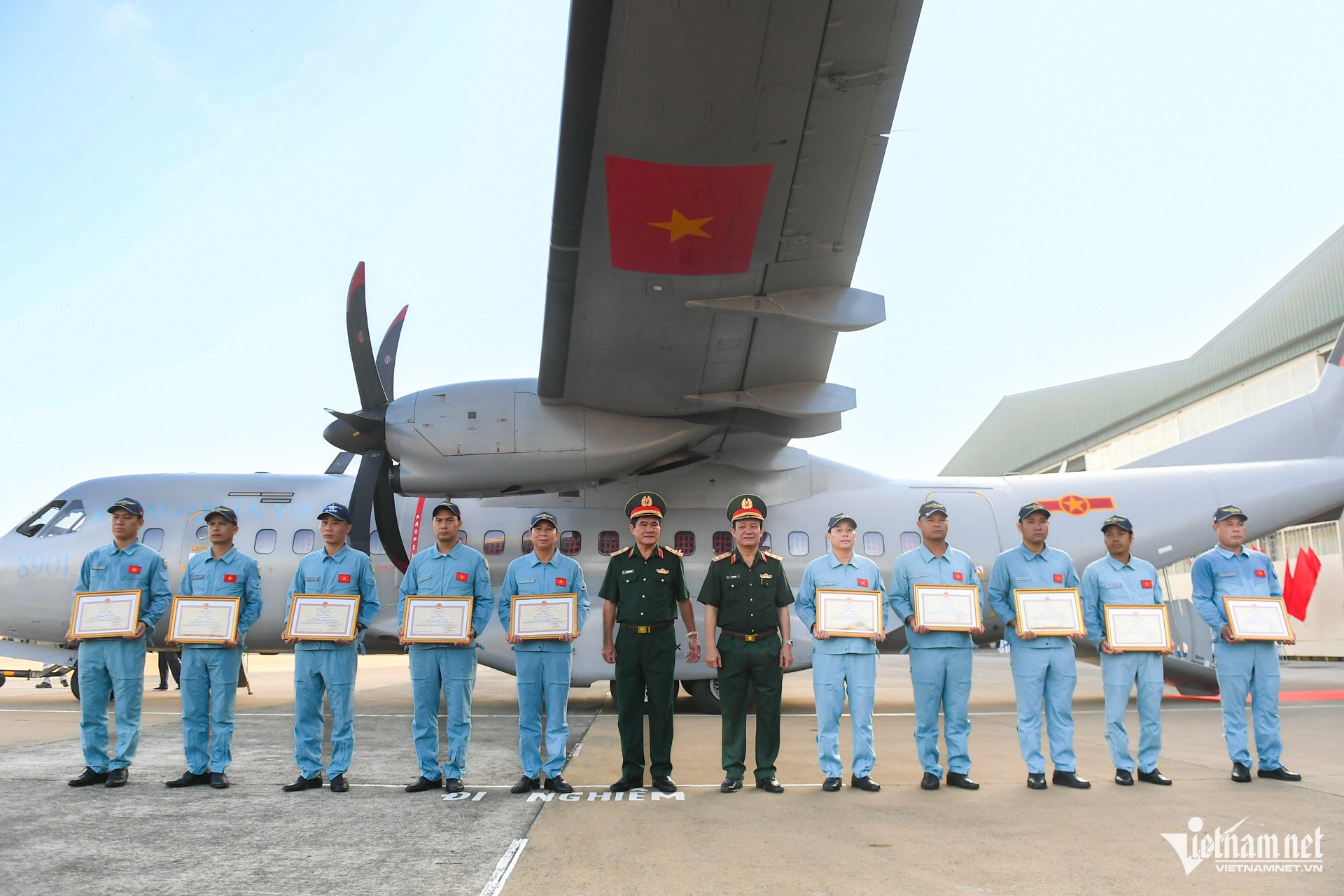 W-phi cong   500 ngay dem   hai cot liet si   phong khong khong quan (20).jpg
