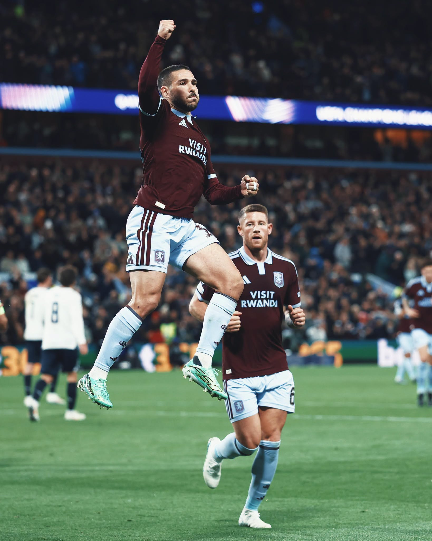 https://static-images.vnncdn.net/vps_images_publish/000001/000003/2026/10/22/aston-villa-1-507.jpeg