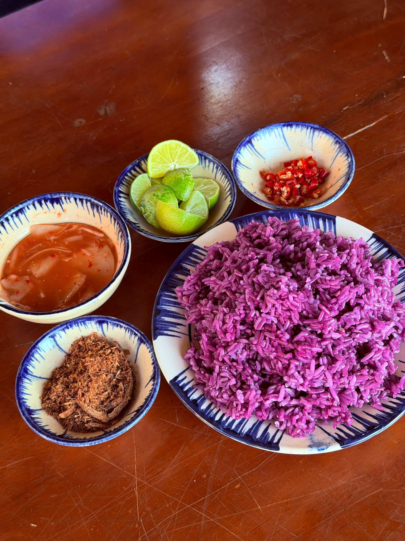 https://static-images.vnncdn.net/vps_images_publish/000001/000003/2026/10/22/ban-hong-thai-3-2411.jpg