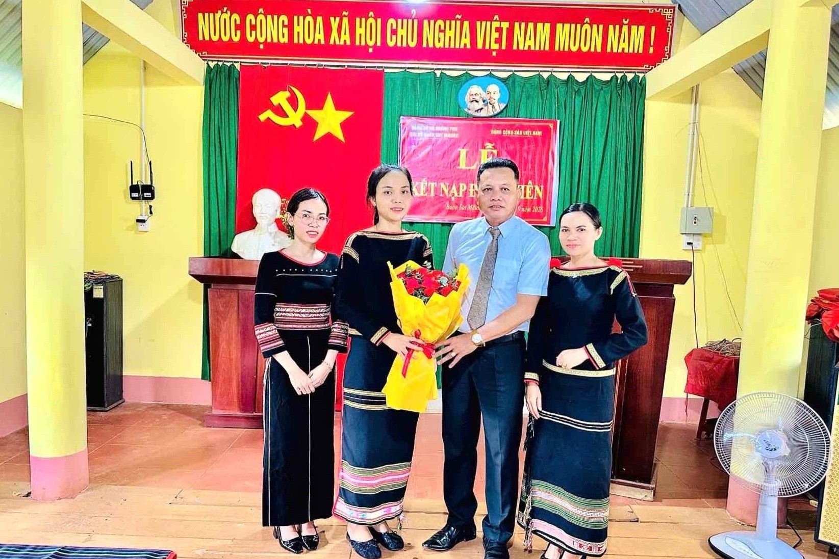 Bí thư chi bộ gần dân, đưa buôn Sút M'Đưng thành điểm sáng phát triển Đảng