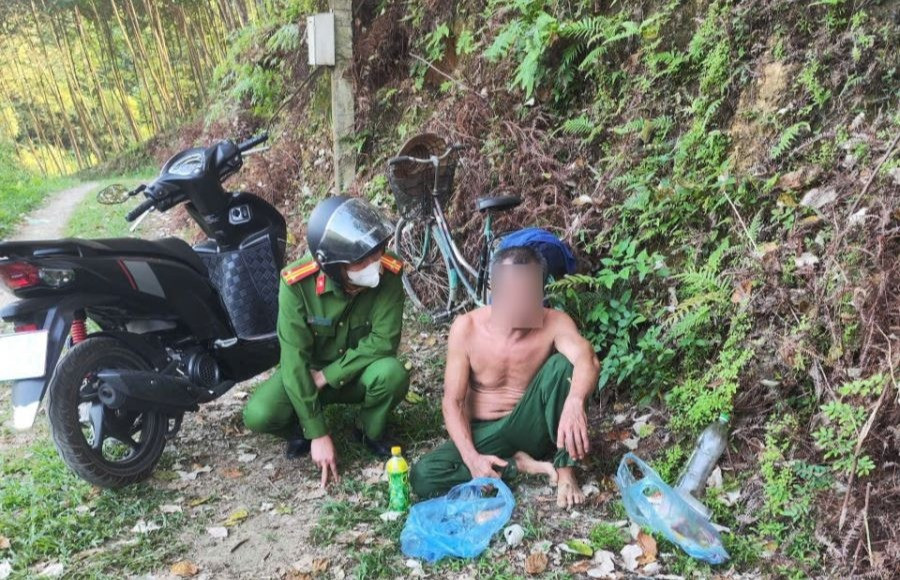 Cán bộ Công an xã Vân Bán động viên ông H_ từ bỏ ý định tự gây thương tích.jpg