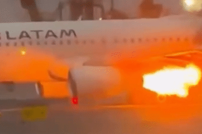 Động cơ máy bay Airbus A320 bốc cháy dữ dội, hành khách hoảng loạn