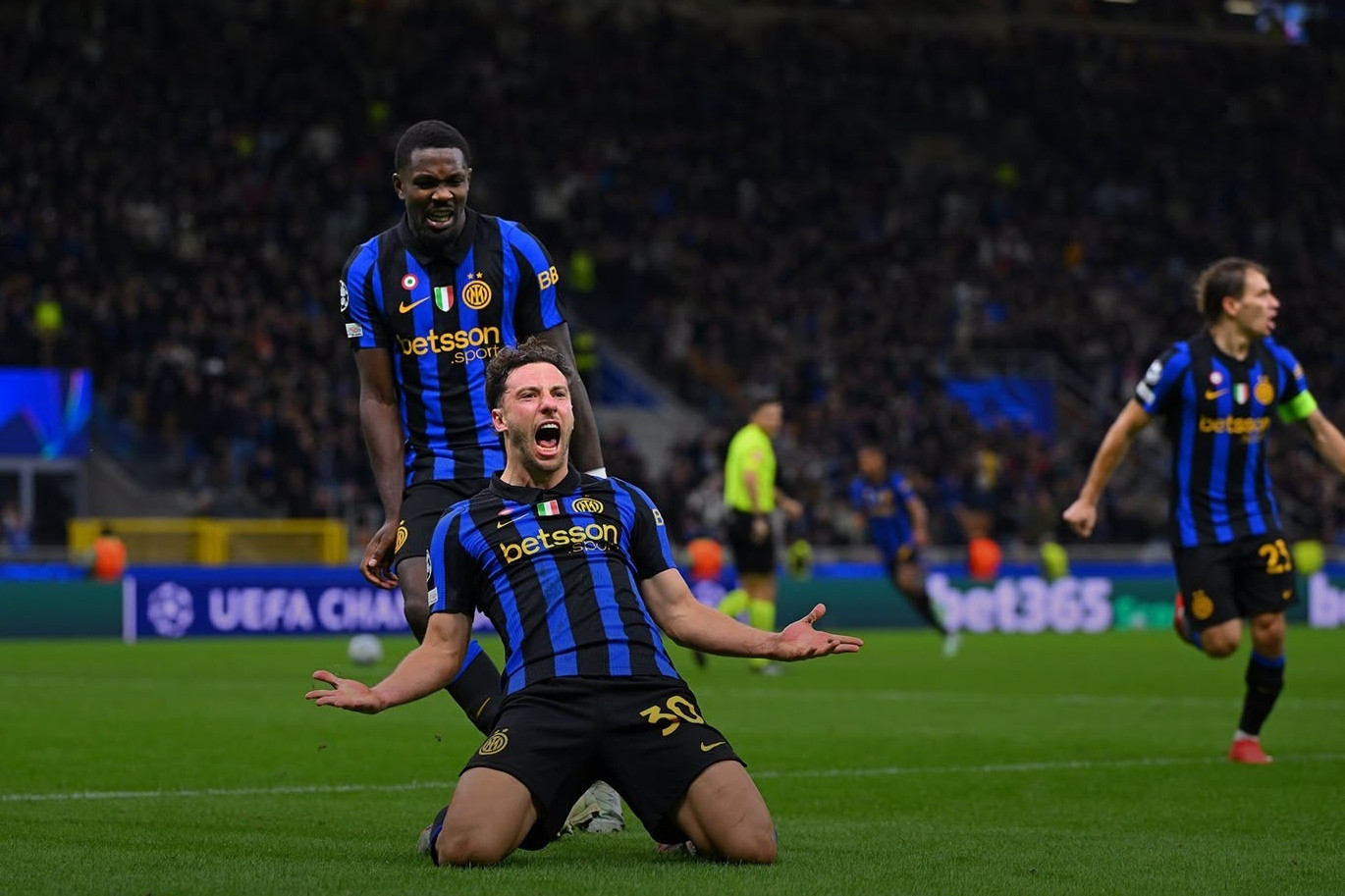 Inter Milan lấy 3 điểm dù mất người, Aston Villa toàn thắng tại C1