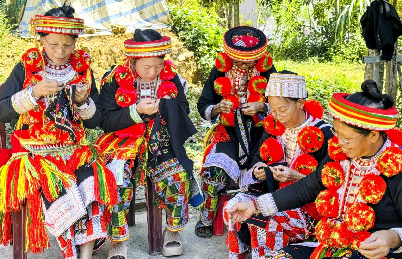 Miệt mài giữ nghề thêu, dệt truyền thống của người Dao Đỏ Thái Nguyên
