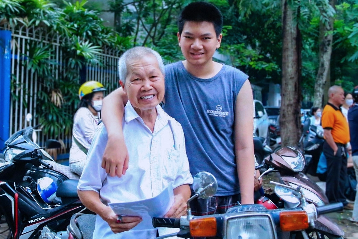 Nam sinh từng được bố 80 tuổi đưa đi thi lớp 10 thành thủ khoa học sinh giỏi Hà Nội