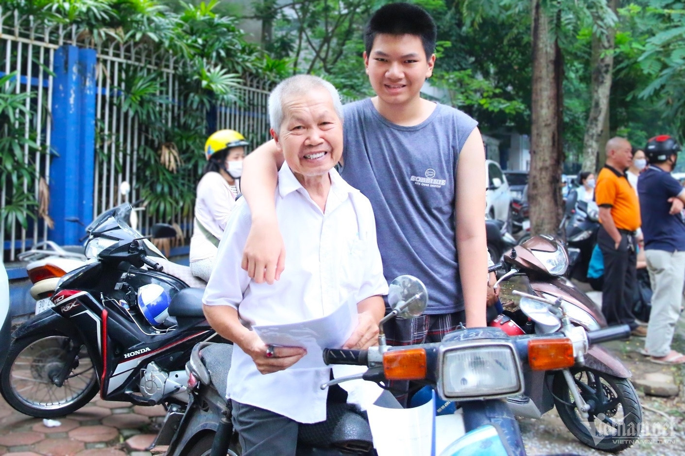 Nam sinh từng được bố 80 tuổi đưa đi thi lớp 10 thành thủ khoa học sinh giỏi Hà Nội