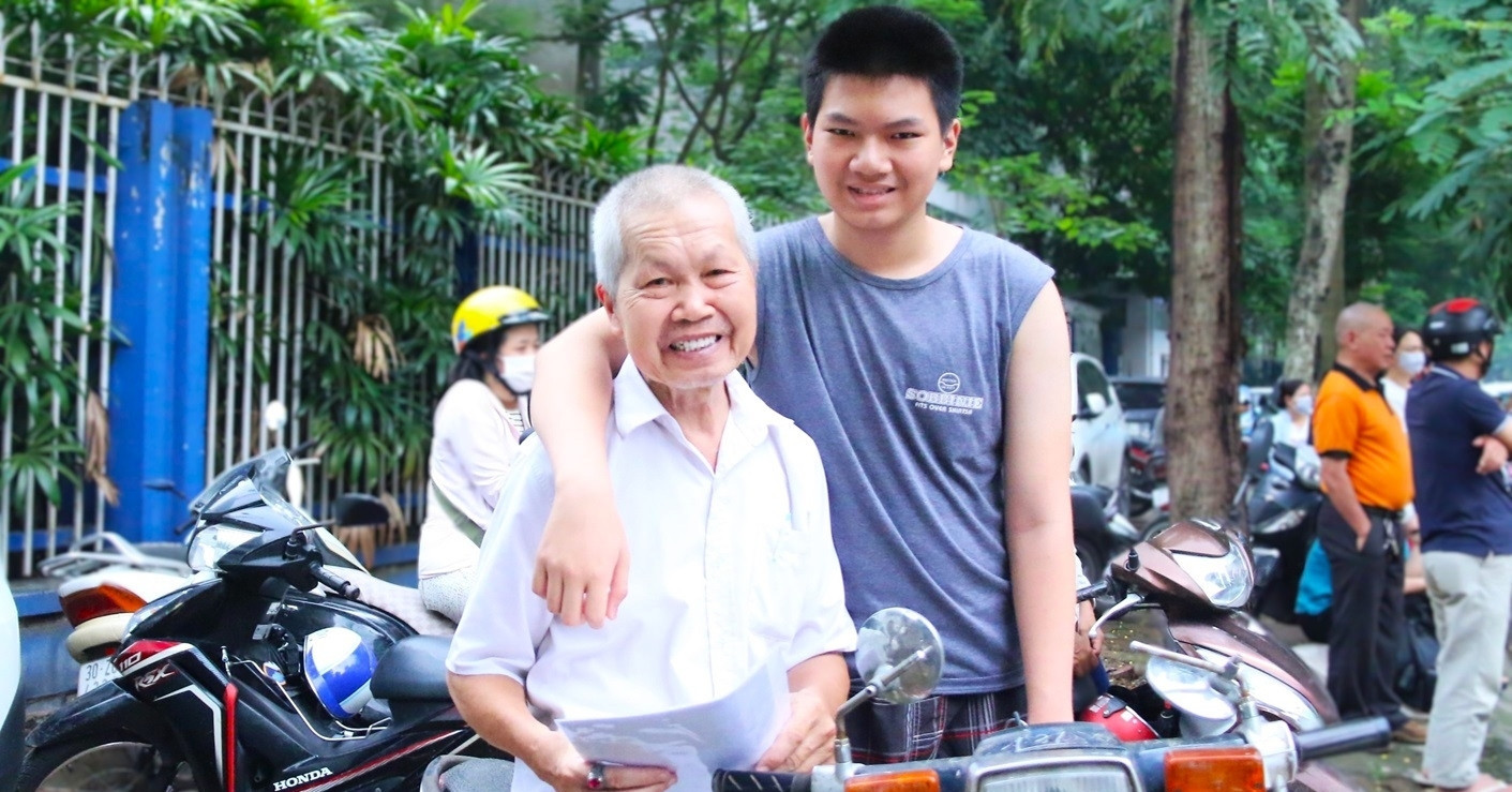 Nam sinh từng được bố 80 tuổi đưa đi thi lớp 10 thành thủ khoa học sinh giỏi Hà Nội