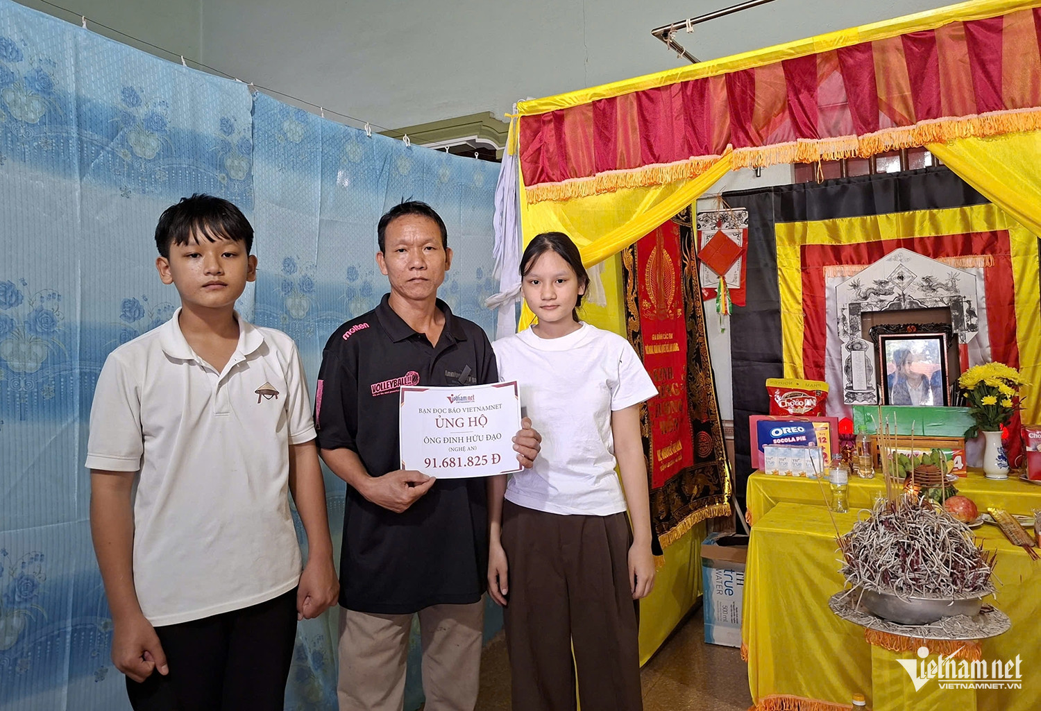 W-trao tiền bạn đọc.jpg