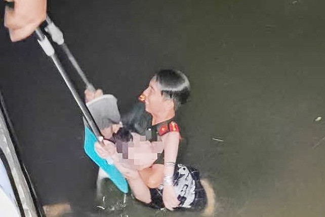 Cô gái 19 tuổi bất ngờ bỏ lại túi xách nhảy xuống nước, đại úy công an lao xuống cứu
