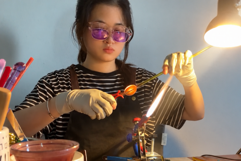 Cô gái Hà Nội nghỉ việc văn phòng, ‘làm bạn’ với thủy tinh, lửa nóng 1.000 độ C